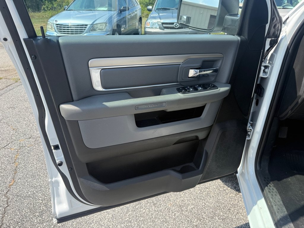 Used 2019 RAM 1500 Classic SLT AWD/4WD image 11