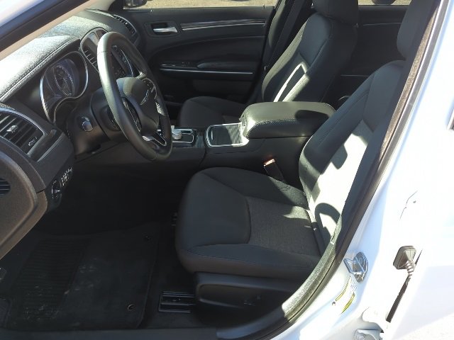 Used 2018 Chrysler 300 Touring w/ Chrome Appearance Package image 16