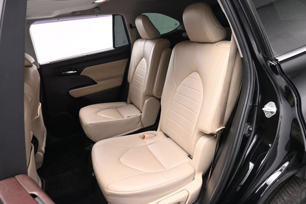 Used 2022 Toyota Highlander XLE AWD/4WD image 20