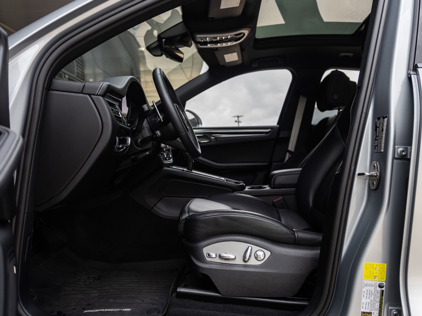 Certified 2025 Porsche Macan image 25