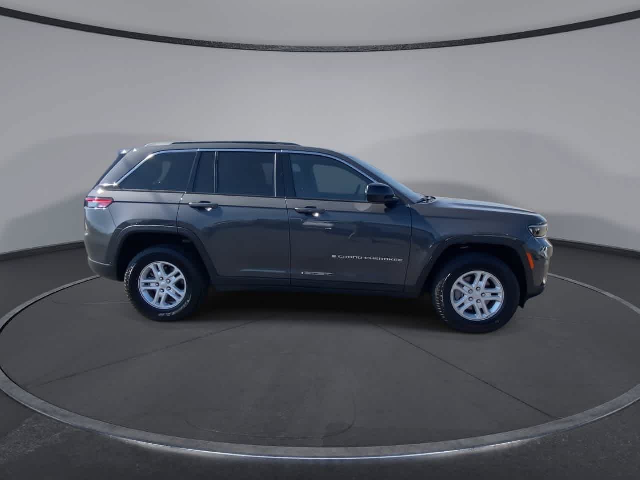 Used 2025 Jeep Grand Cherokee Laredo w/ Luxury Tech Group I AWD/4WD image 9