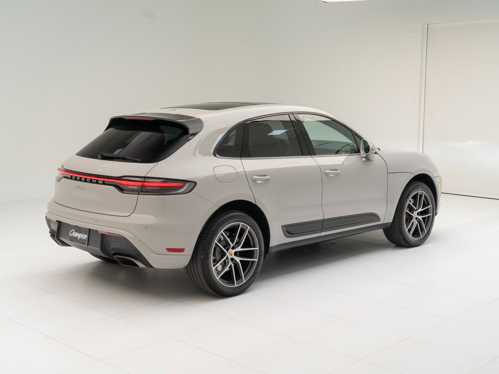 Certified 2025 Porsche Macan image 9