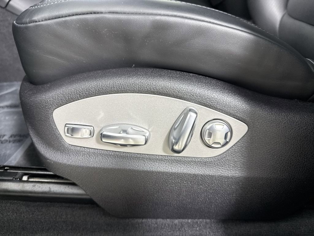 Certified 2025 Porsche Macan image 39