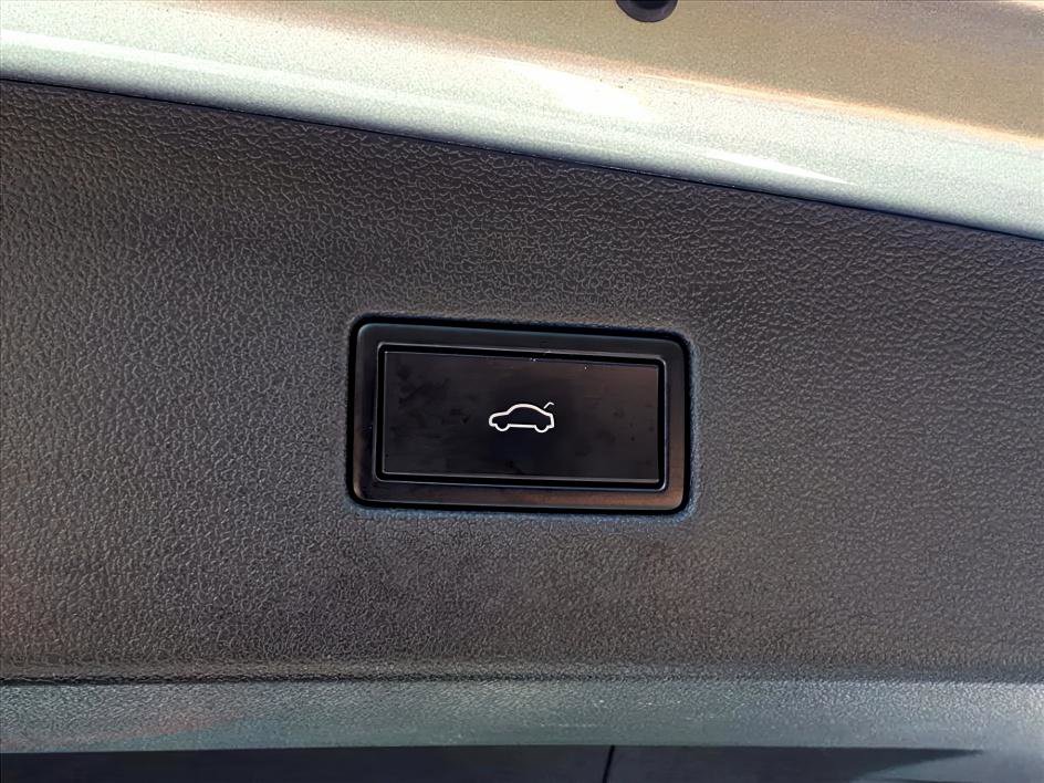 Used 2020 Volkswagen Tiguan SEL image 10