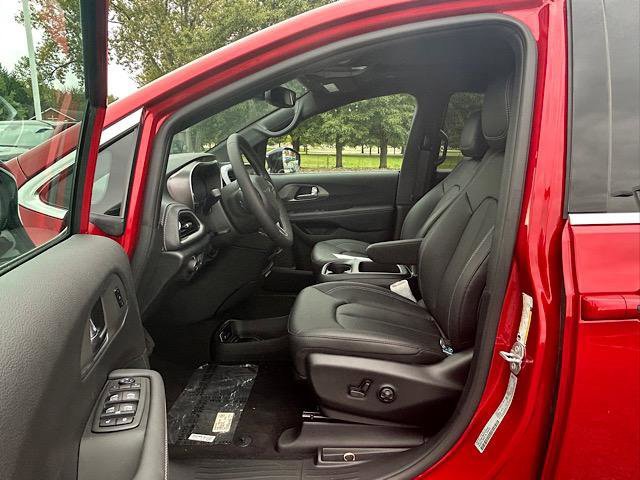 New 2026 Chrysler Pacifica Select image 8
