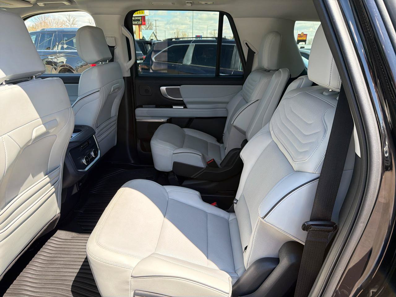 Used 2025 Ford Expedition Max Platinum w/ Platinum Ultimate Package AWD/4WD image 7