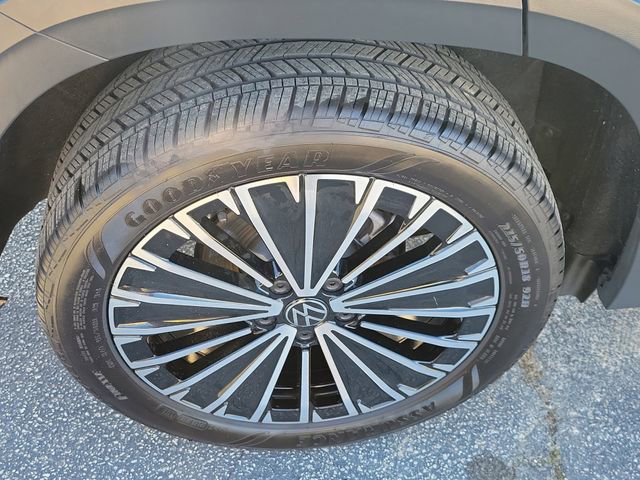 Certified 2025 Volkswagen Taos SE image 7