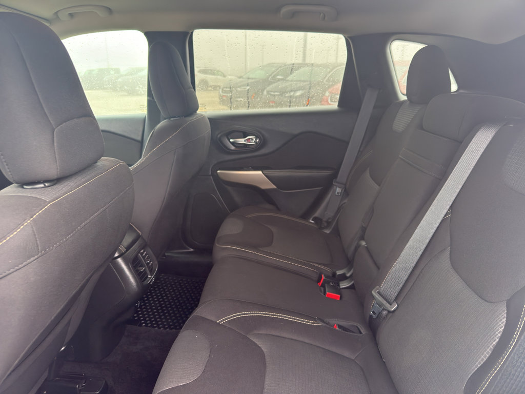 Used 2017 Jeep Cherokee Latitude w/ Comfort/Convenience Group image 33