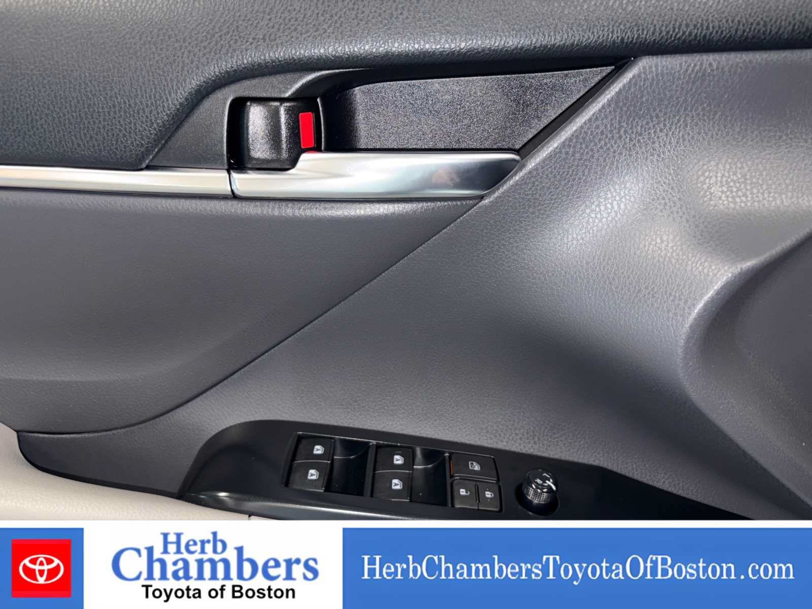 Used 2020 Toyota Camry LE w/ Sunroof Package FWD image 17