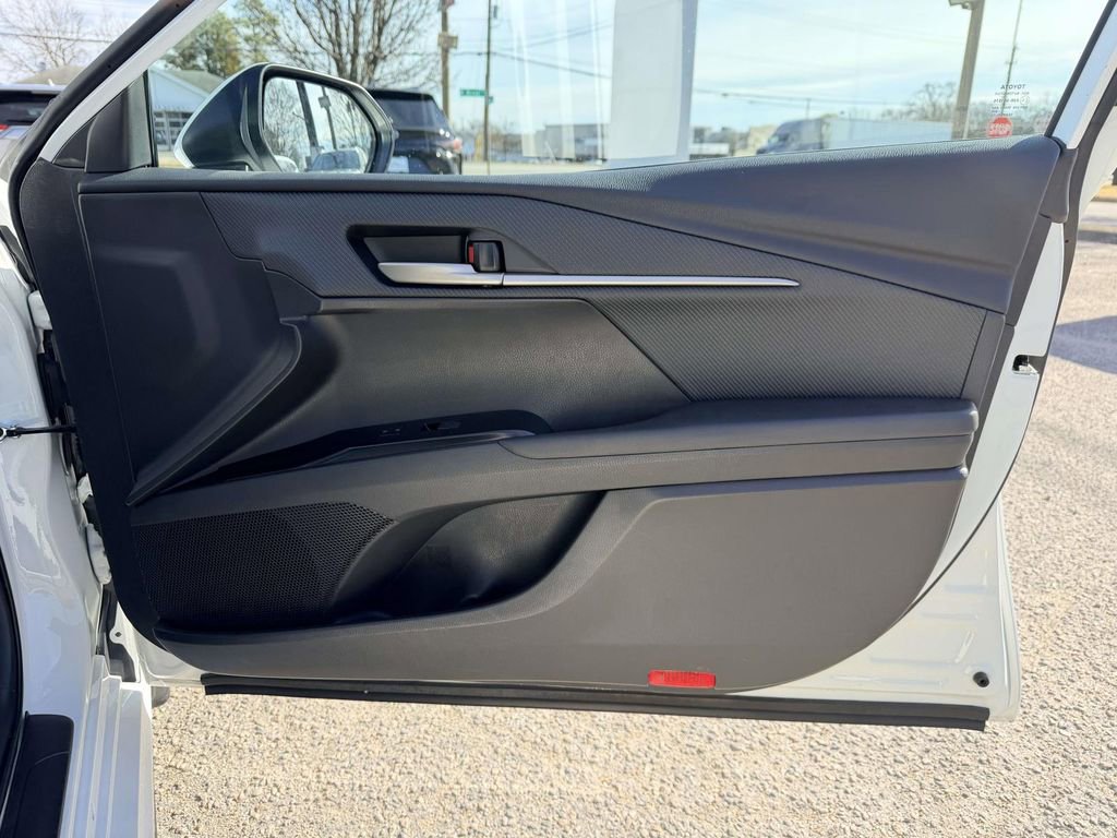 Used 2025 Toyota Camry SE image 11