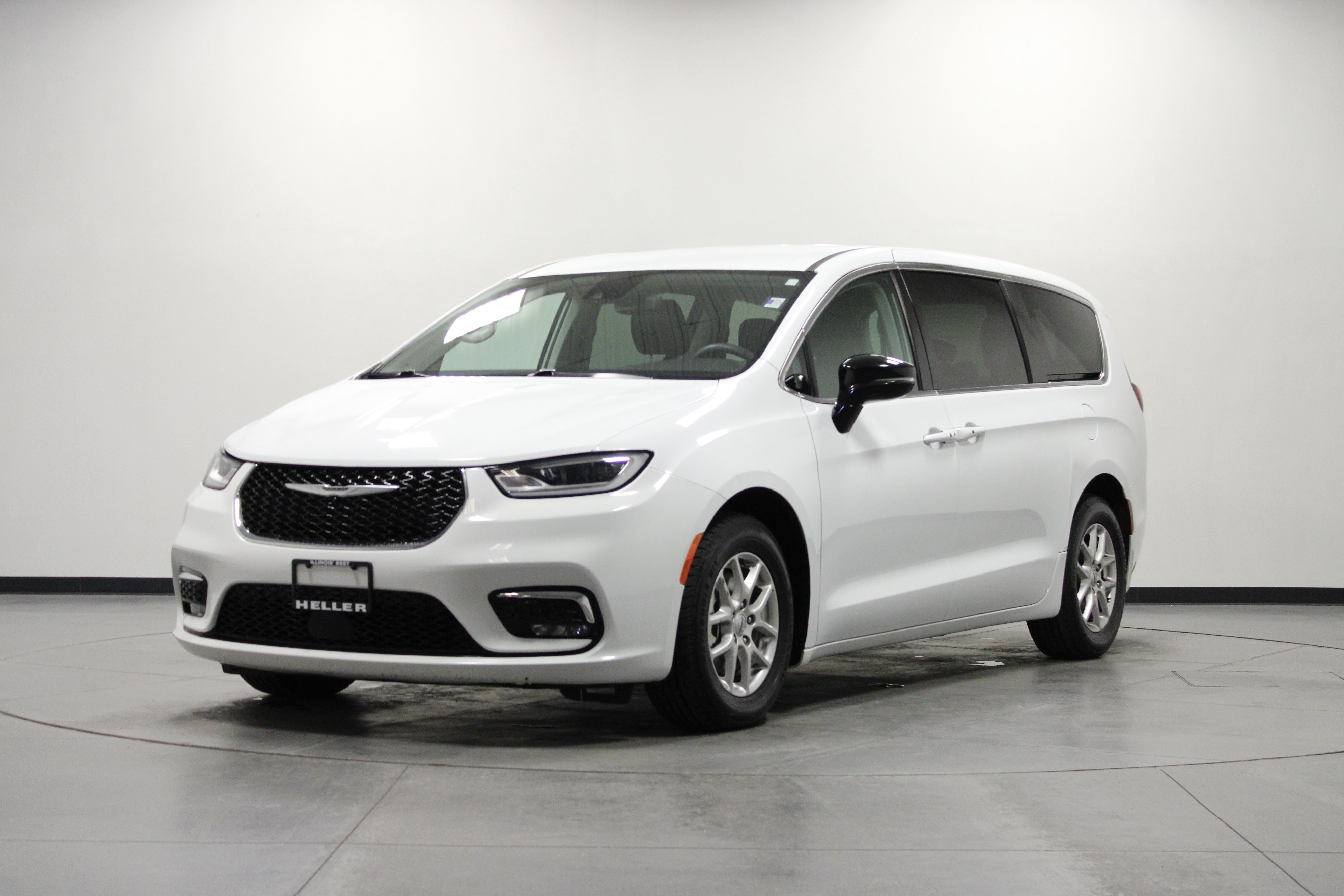 Used 2024 Chrysler Pacifica Touring-L FWD image 8