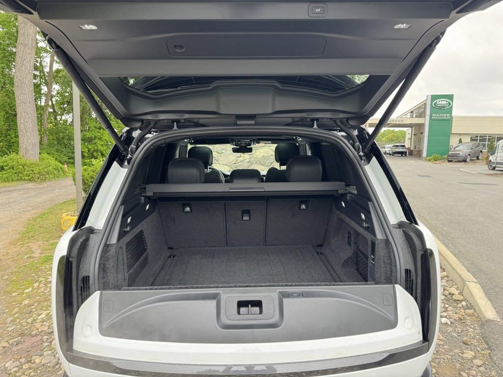 New 2025 Land Rover Range Rover SE image 32