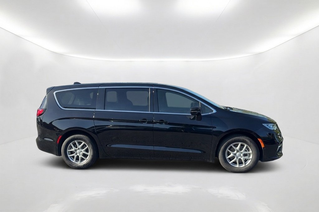 Used 2026 Chrysler Pacifica Select FWD image 4