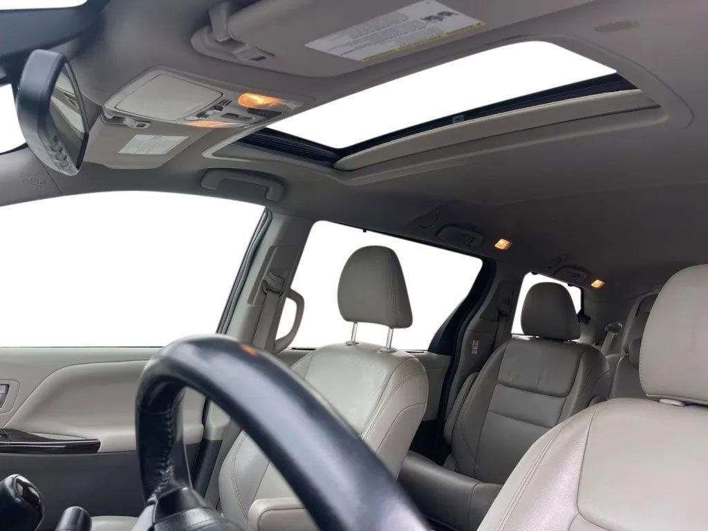 Used 2019 Toyota Sienna XLE FWD image 20