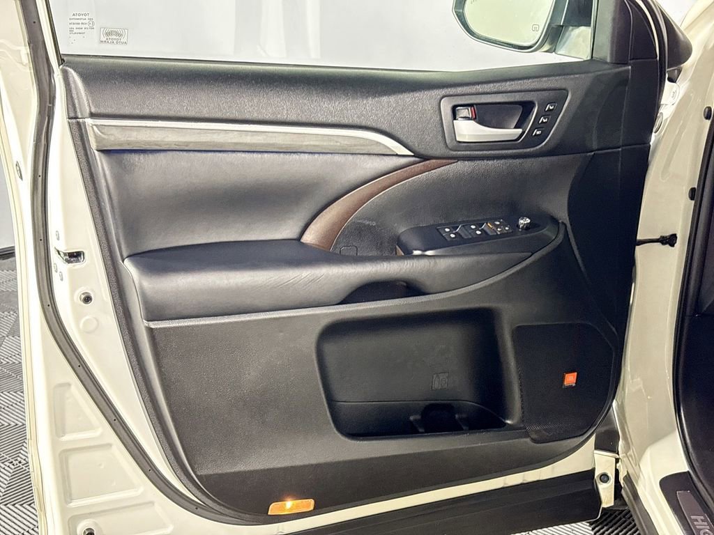 Used 2019 Toyota Highlander Limited Platinum image 10