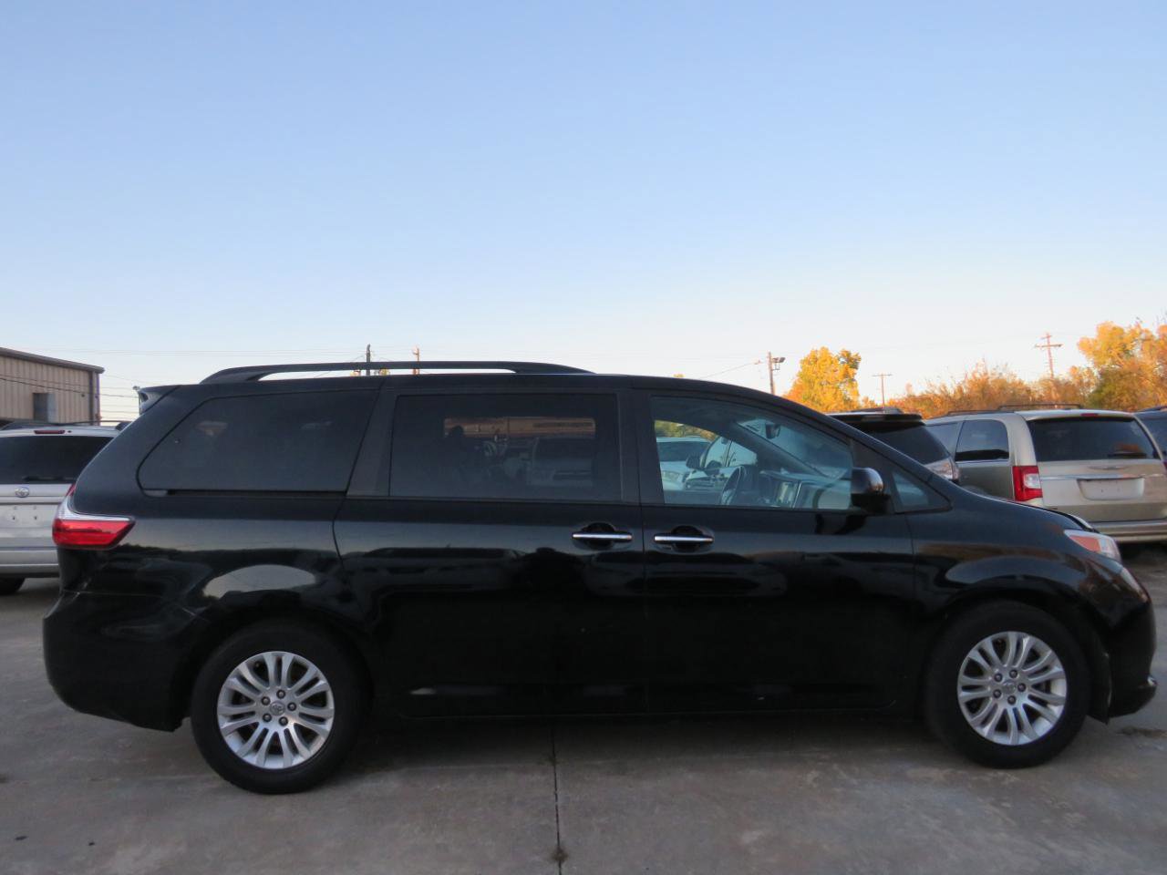 Used 2015 Toyota Sienna XLE w/ XLE Navigation Package FWD image 5