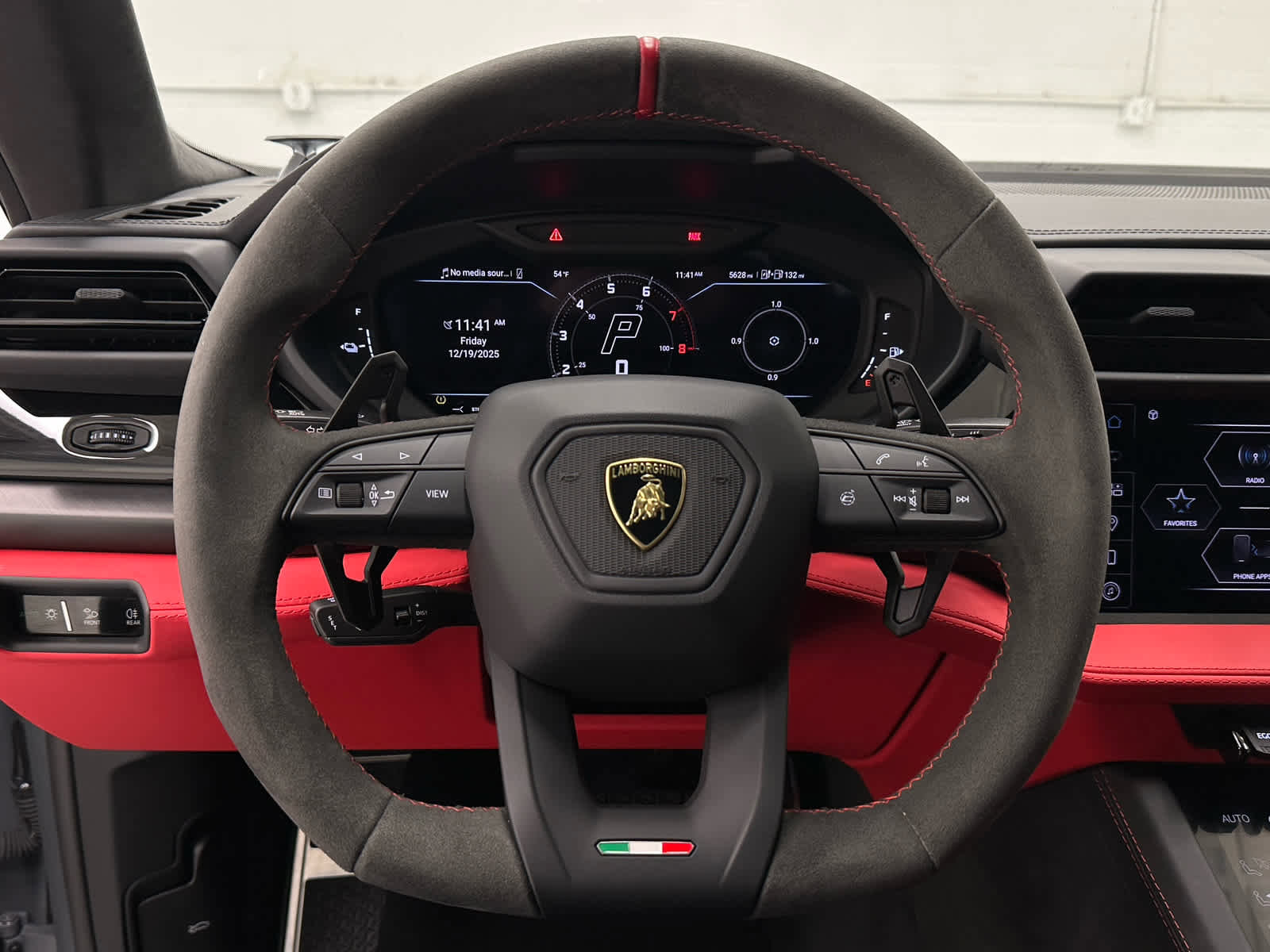 Used 2025 Lamborghini Urus SE image 24