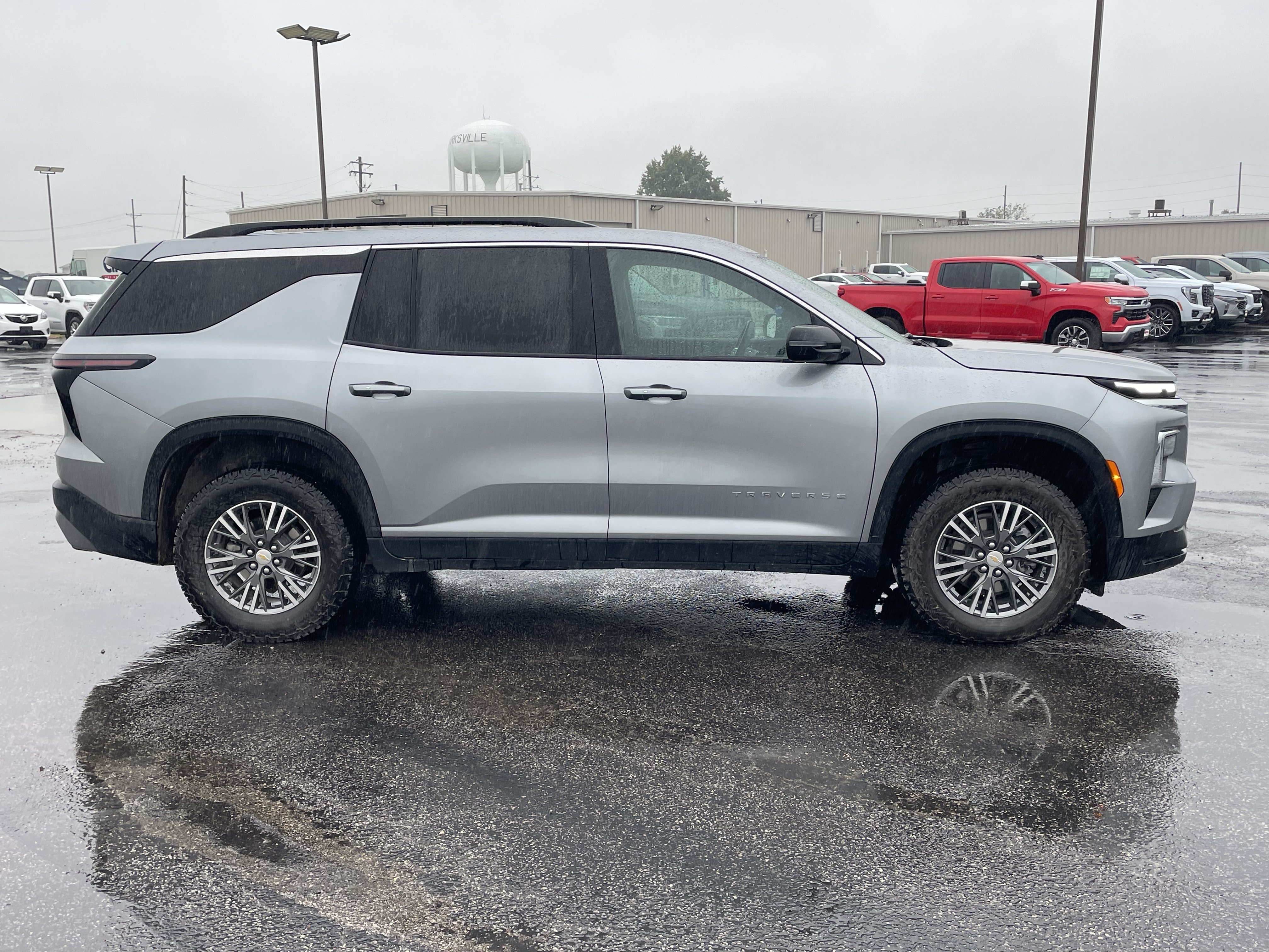 Used 2025 Chevrolet Traverse LT AWD/4WD image 2