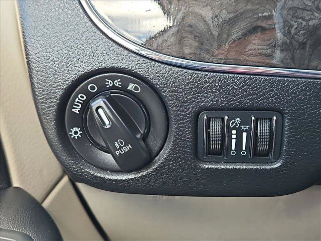 Used 2014 Chrysler Town & Country Touring FWD image 17