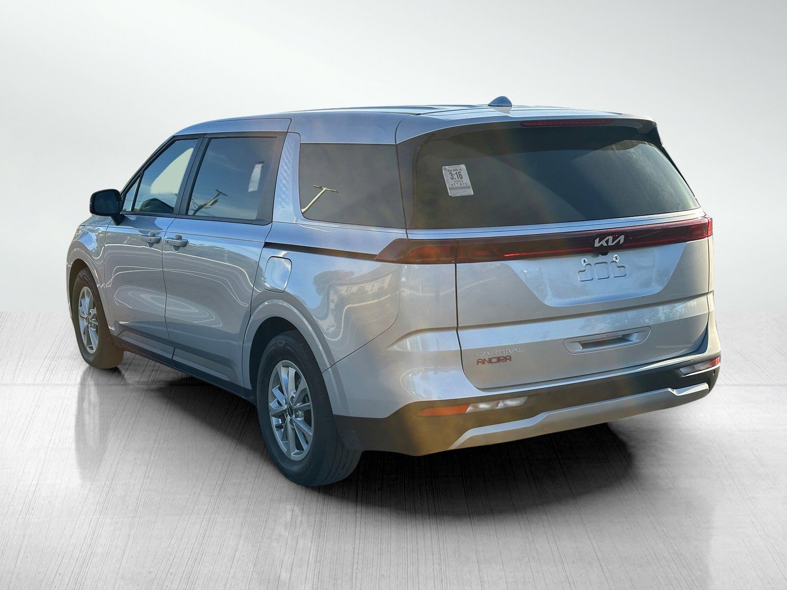Used 2023 Kia Carnival LX FWD image 5