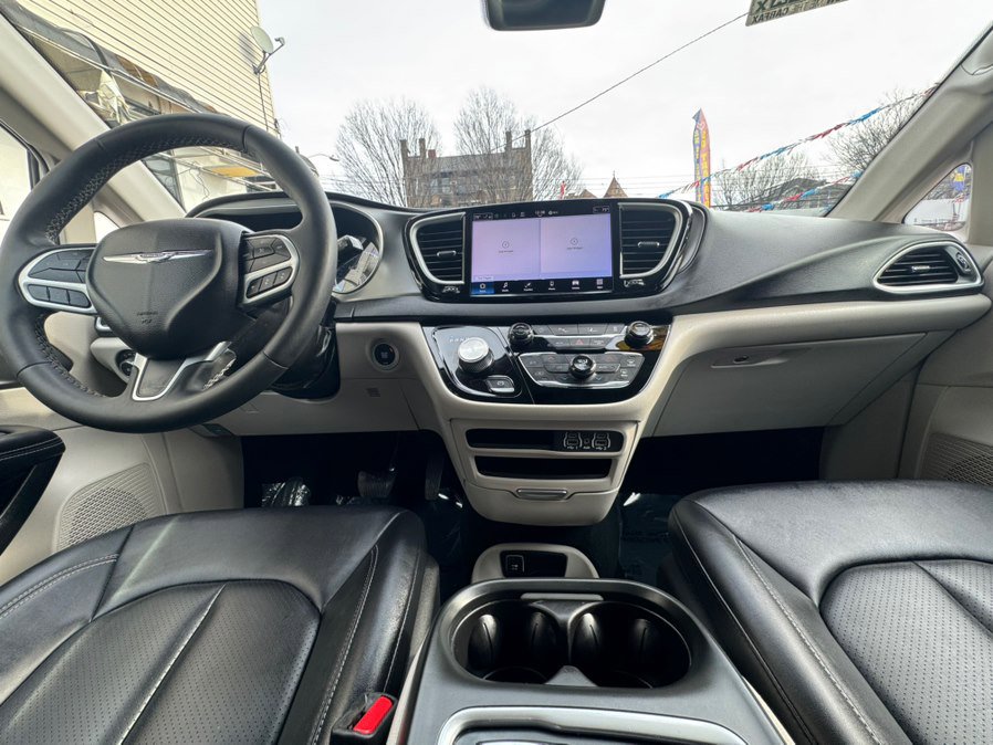 Used 2024 Chrysler Pacifica Touring-L image 29