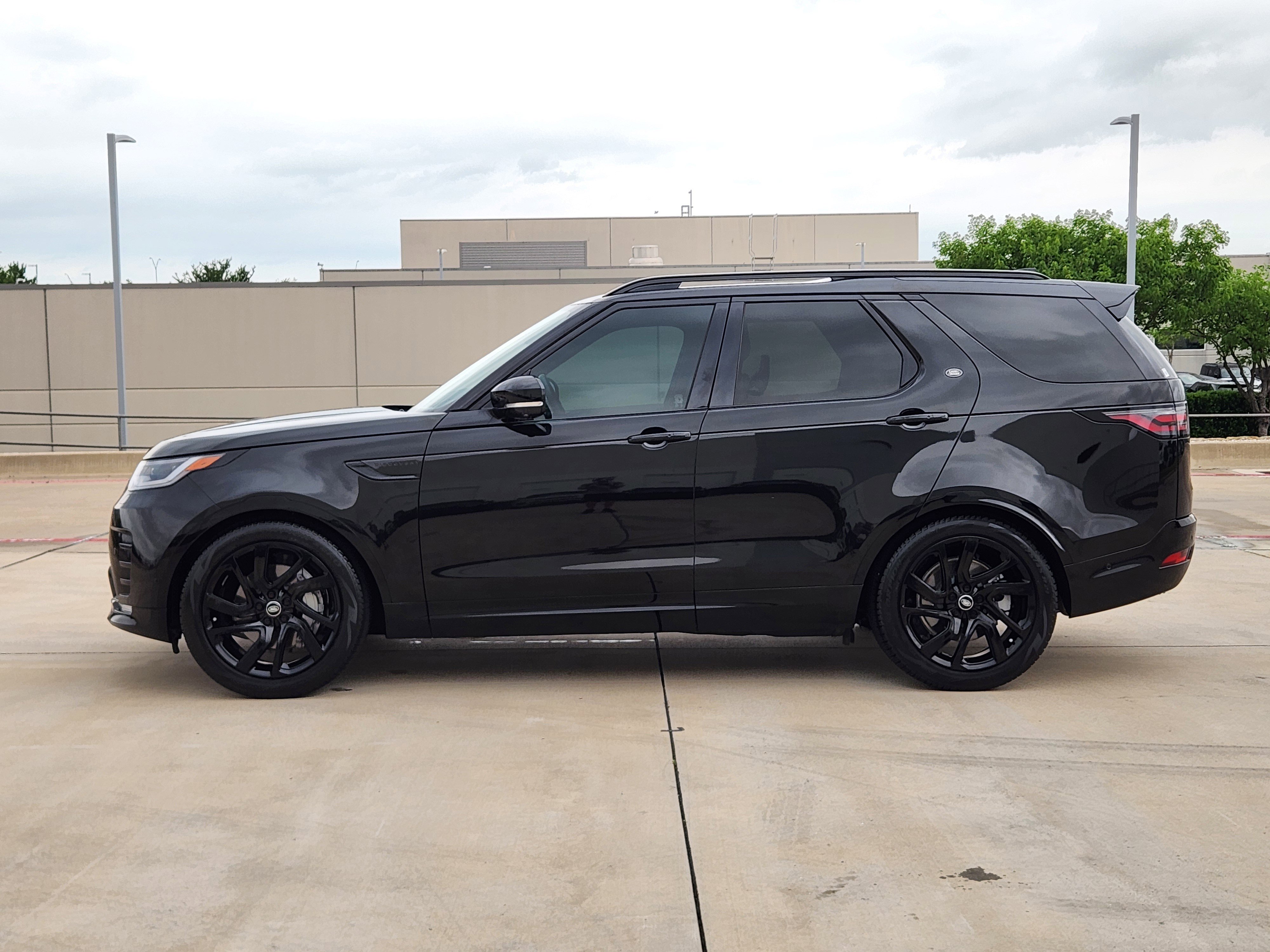 Certified 2025 Land Rover Discovery Dynamic SE image 3