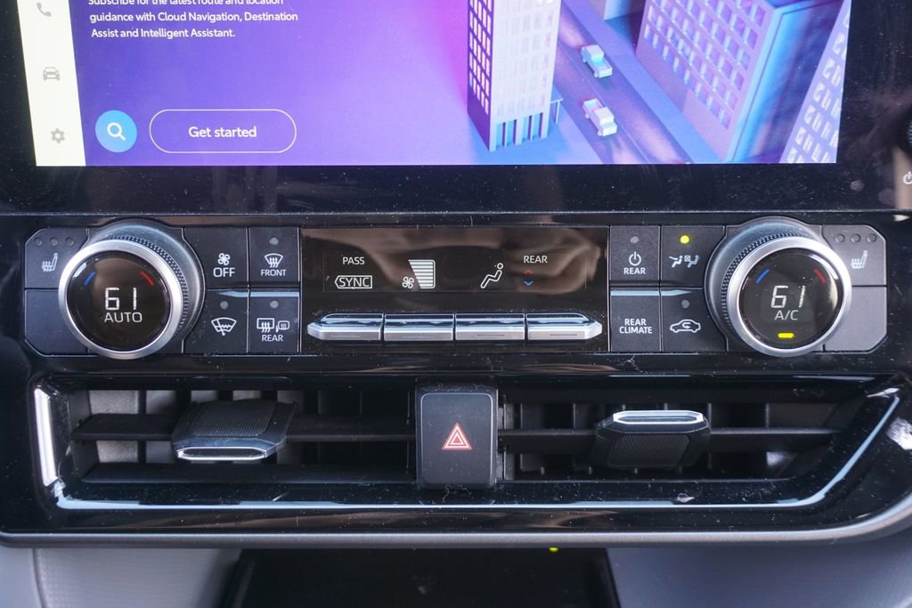 Used 2023 Toyota Highlander XLE AWD/4WD image 12