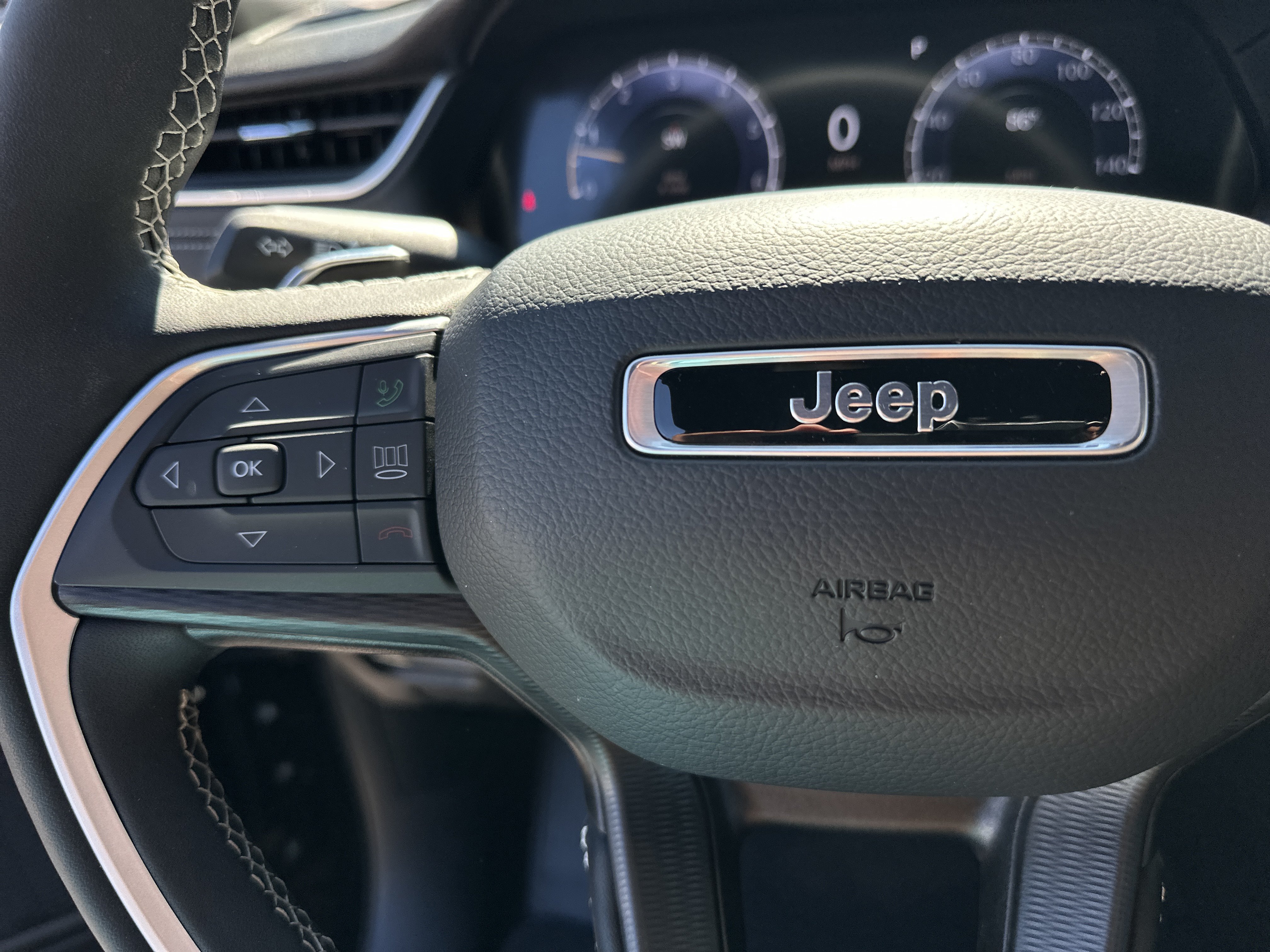 Used 2025 Jeep Grand Cherokee Laredo w/ Luxury Tech Group I RWD image 26