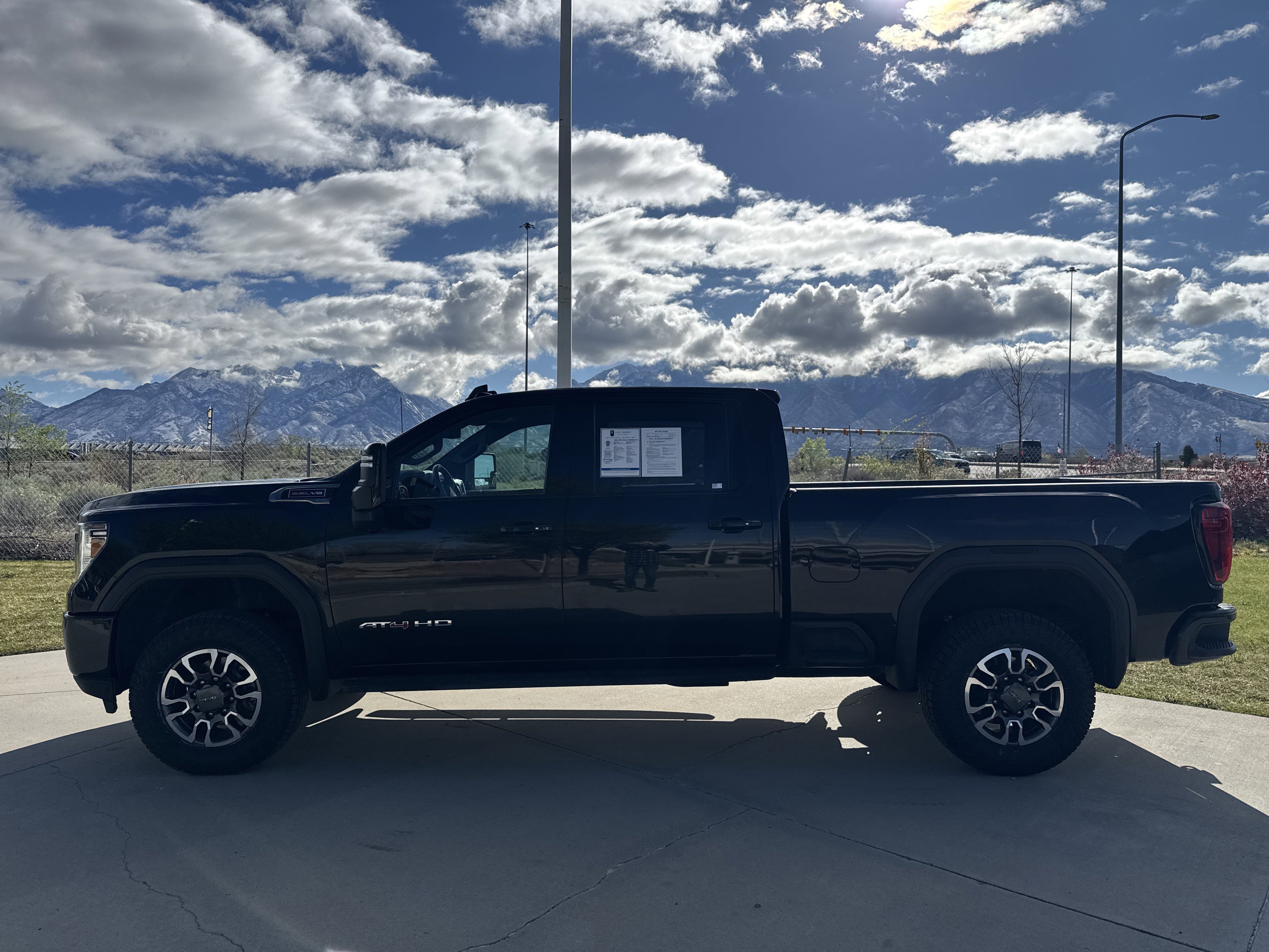 Used 2022 GMC Sierra 2500 AT4 w/ AT4 Preferred Package AWD/4WD image 2