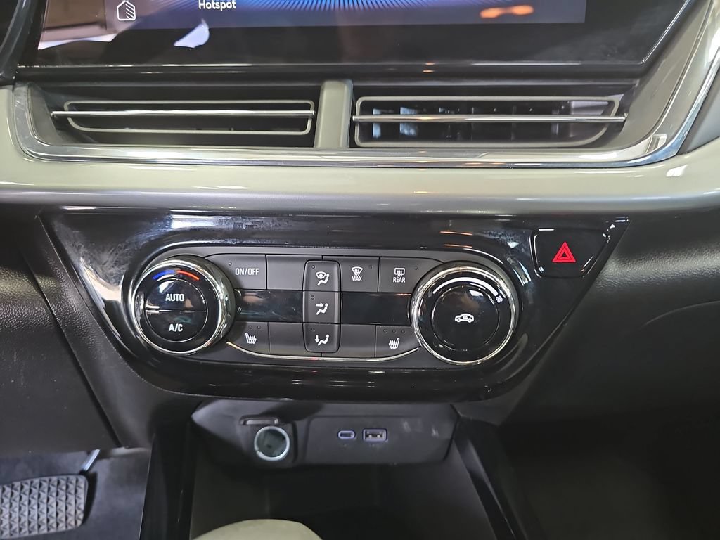 Used 2025 Chevrolet Trax LT w/ LT Convenience Package FWD image 22