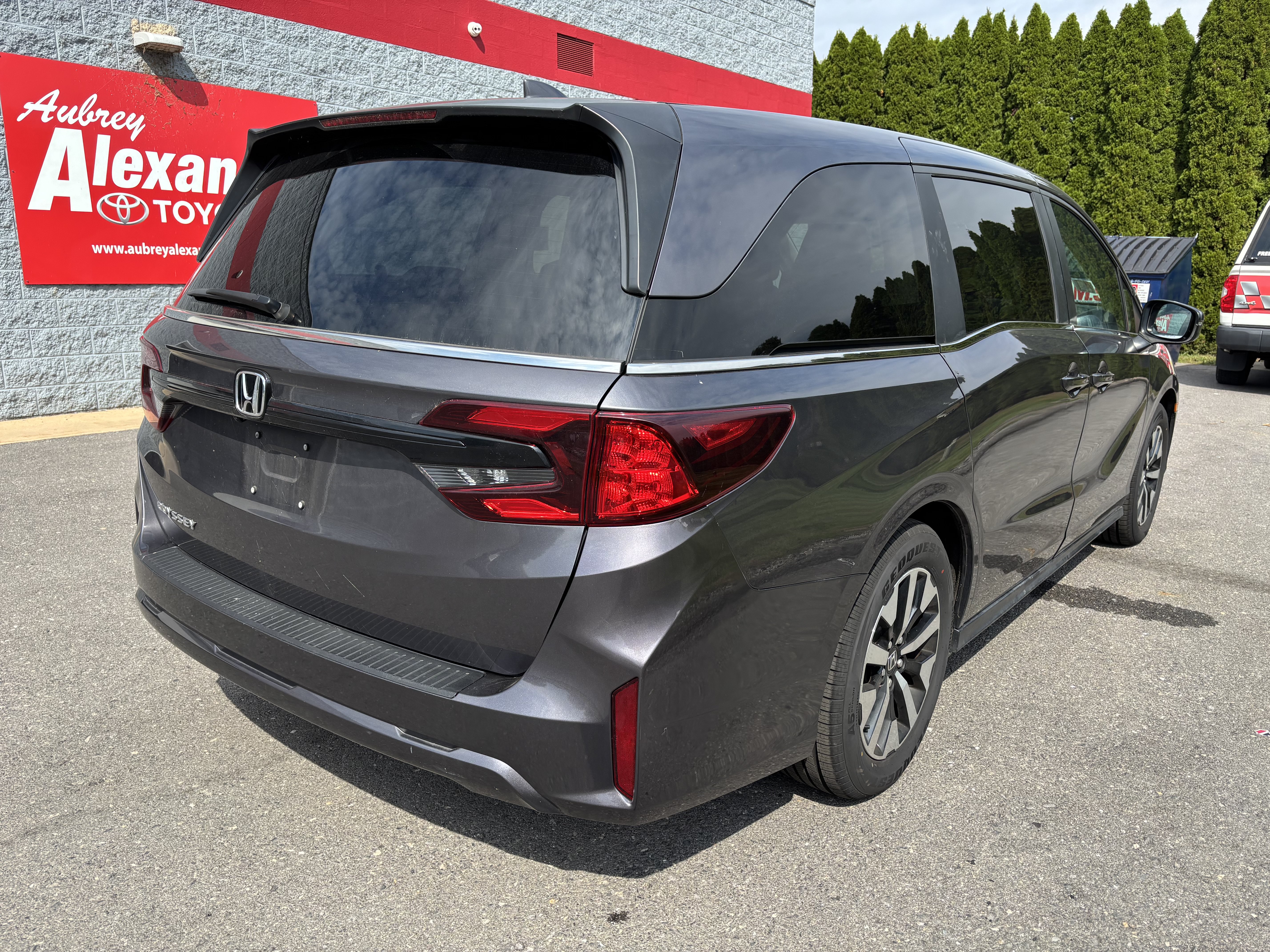 Used 2025 Honda Odyssey EX-L image 3