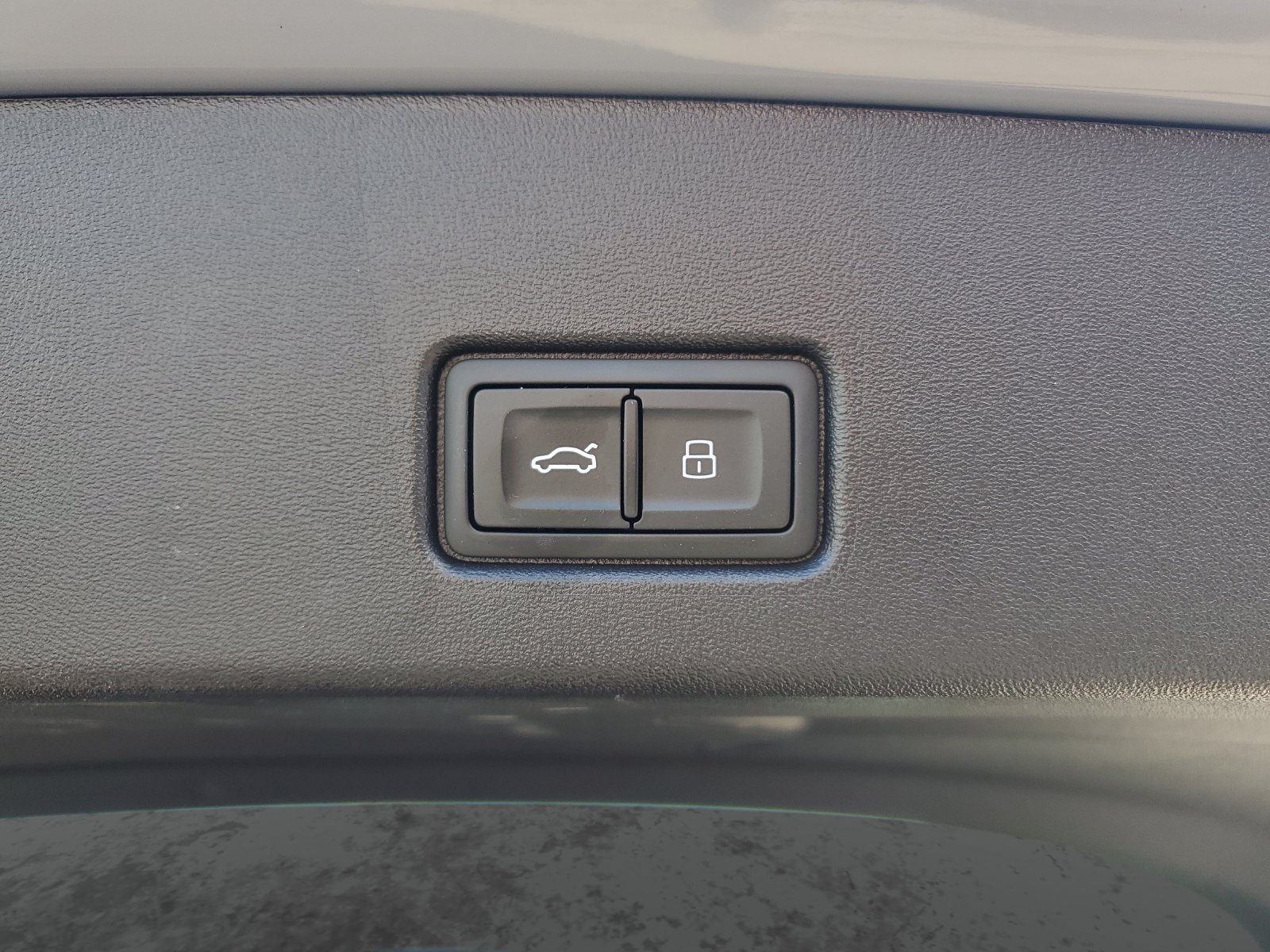 Used 2024 Audi Q4 e-tron Premium Plus w/ Premium Plus RWD image 9