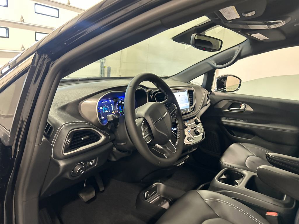 New 2026 Chrysler Pacifica Select FWD image 17
