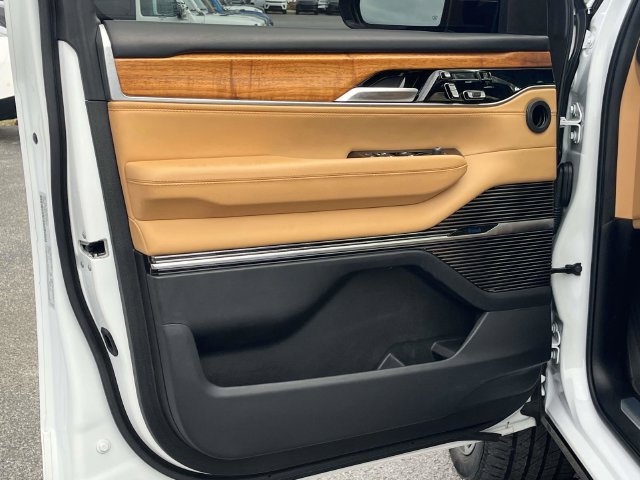 Used 2023 Jeep Grand Wagoneer Series III AWD/4WD image 15