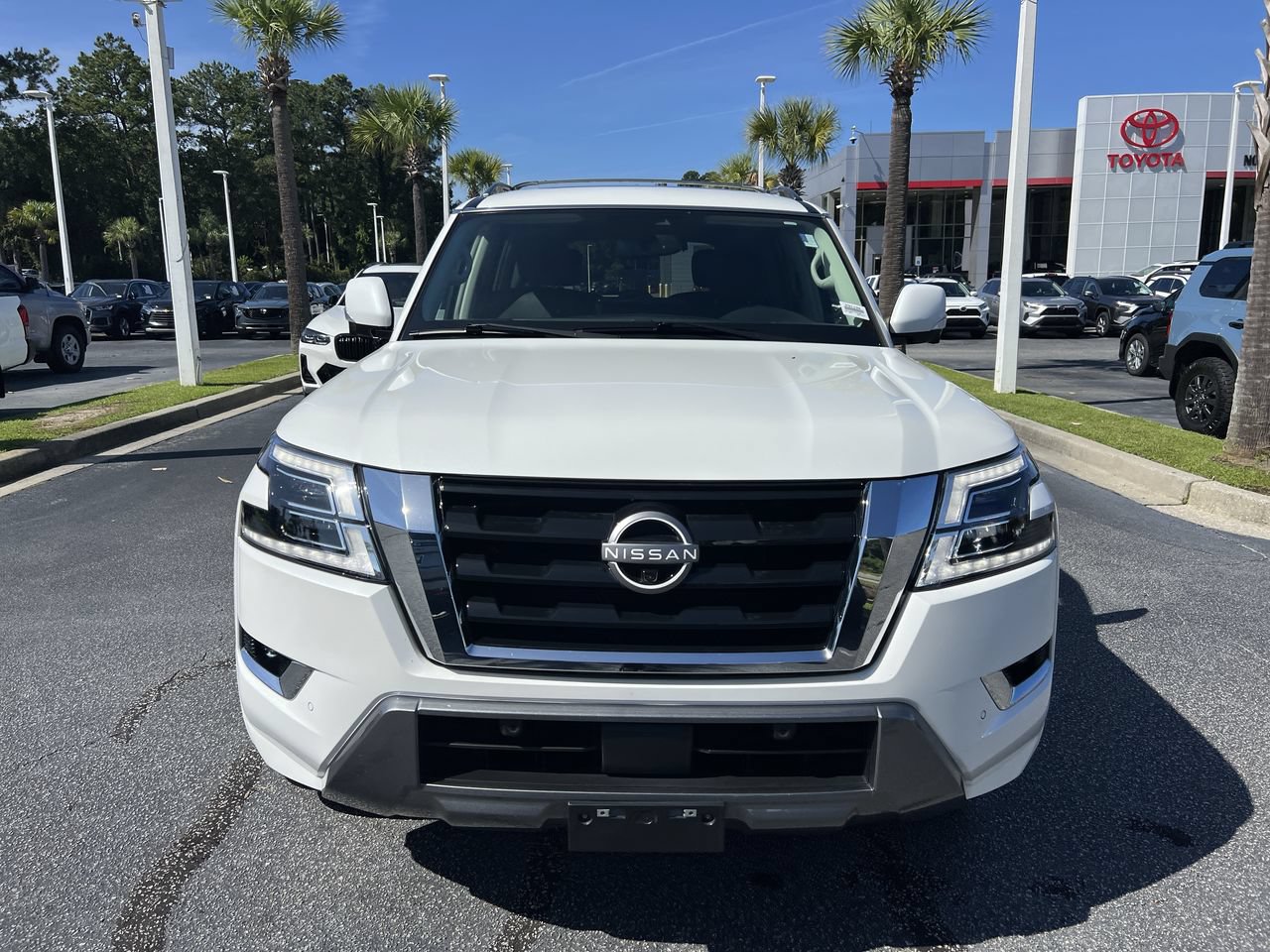 Used 2023 Nissan Armada SL w/ Captain's Chairs Package AWD/4WD image 3