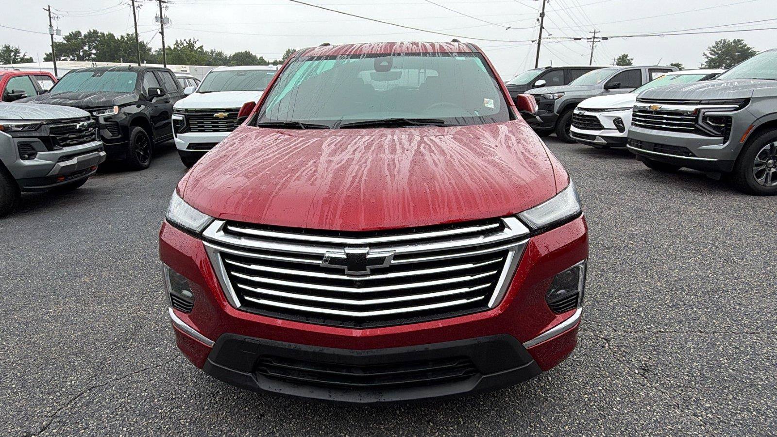 Used 2023 Chevrolet Traverse Premier FWD image 2