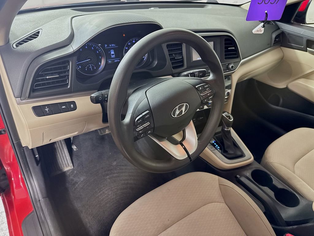 Used 2020 Hyundai Elantra SE w/ Winter Weather Package image 9