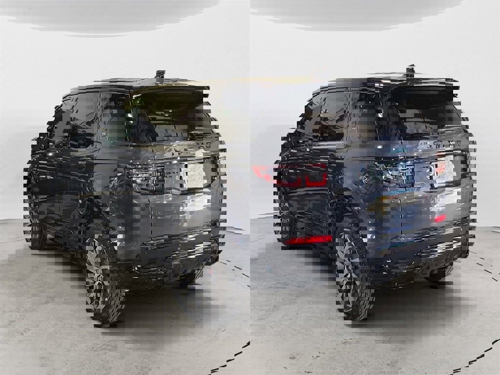 New 2024 Land Rover Discovery Sport Dynamic SE image 3