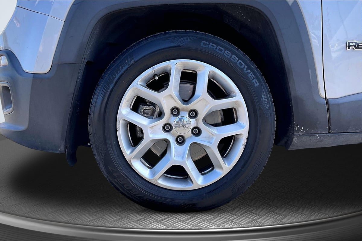 Used 2015 Jeep Renegade Latitude FWD image 9