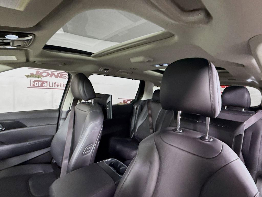 Used 2025 Kia Carnival SX FWD image 11