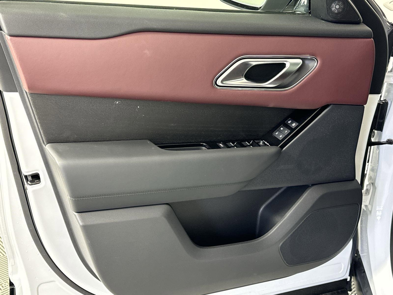 Certified 2025 Land Rover Range Rover Velar Dynamic HSE image 23