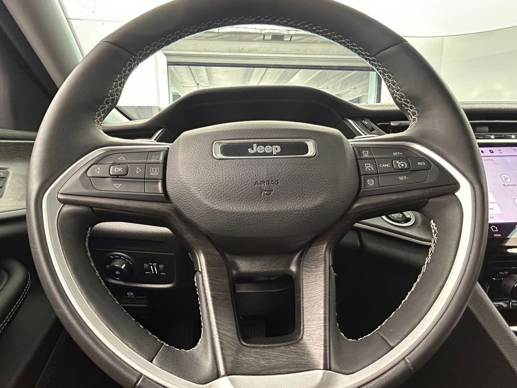 Used 2024 Jeep Grand Cherokee Limited w/ Luxury Tech Group II image 29