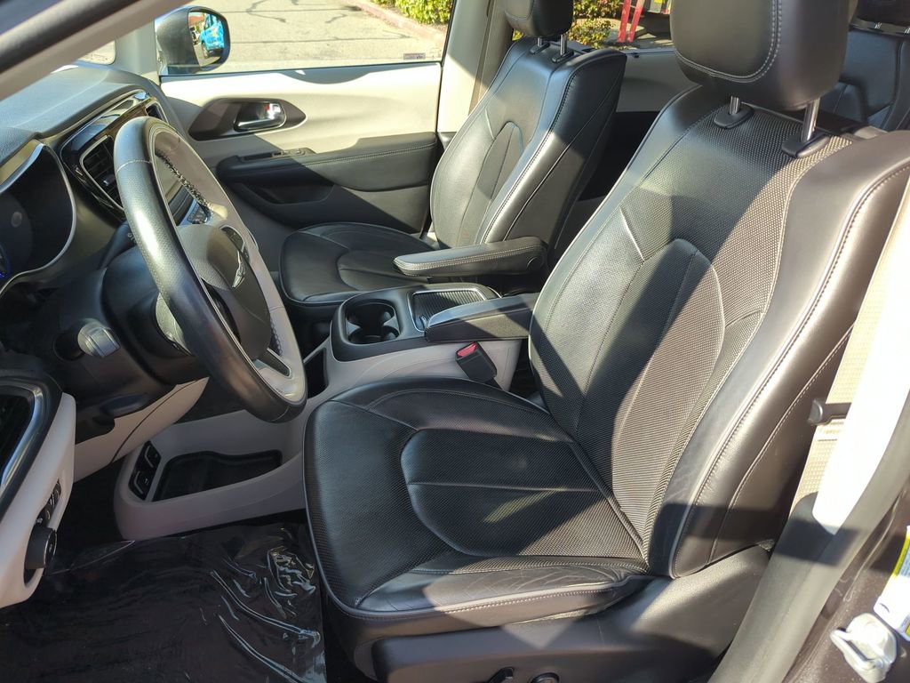 Certified 2019 Chrysler Pacifica Limited w/ Tire & Wheel Group image 9