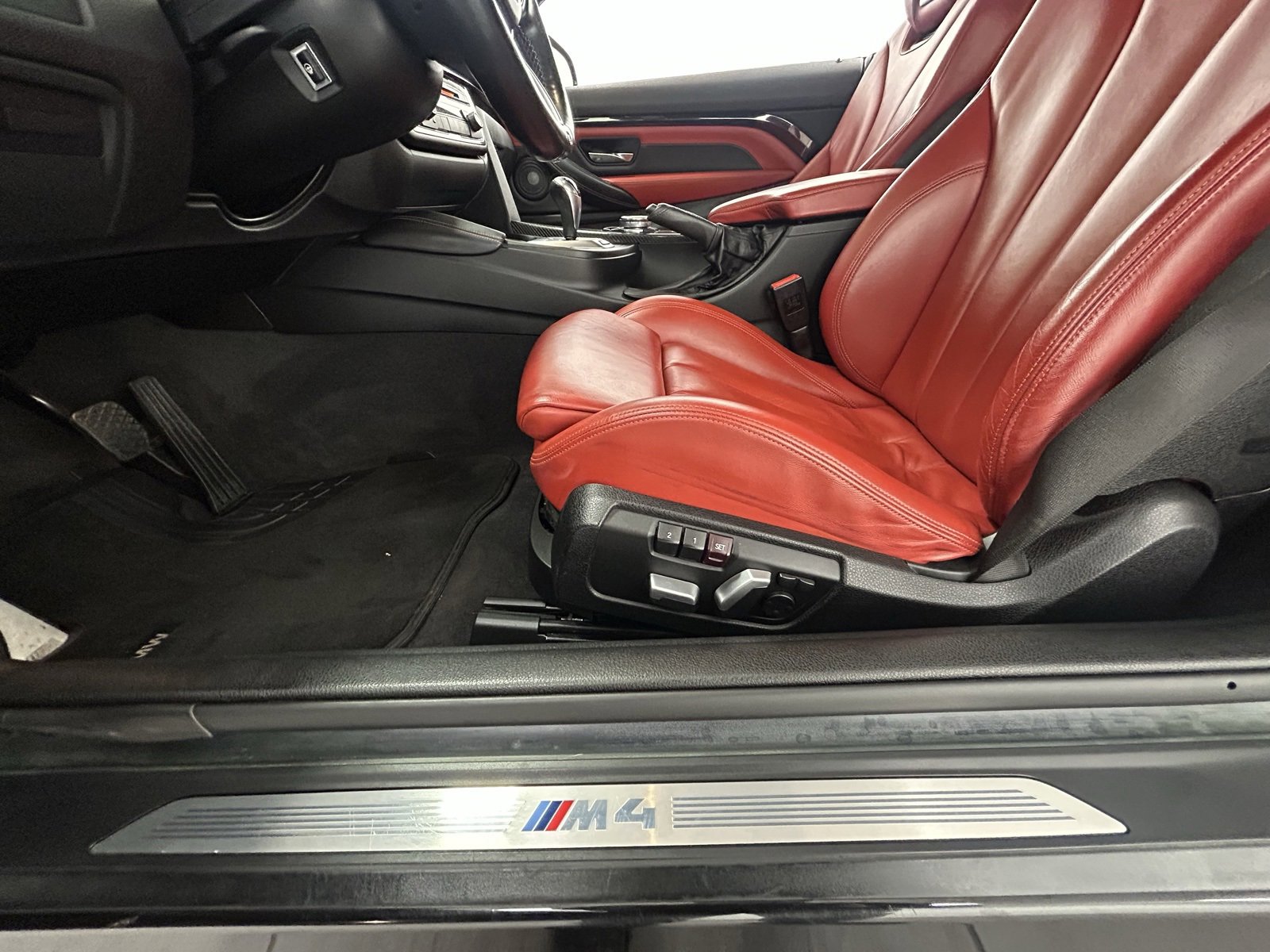 Used 2016 BMW M4 Convertible image 34