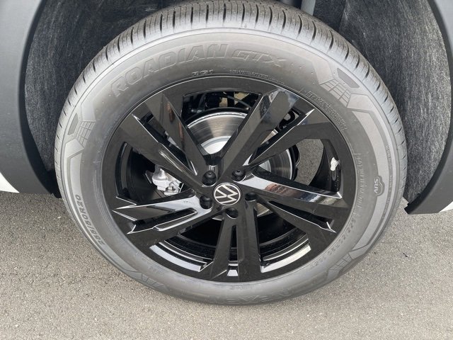 New 2026 Volkswagen Atlas Cross Sport SEL R-Line image 10