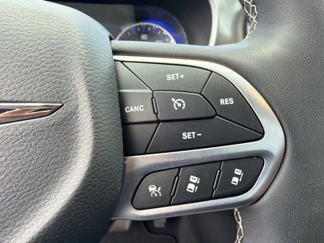Used 2025 Chrysler Pacifica Select FWD image 23