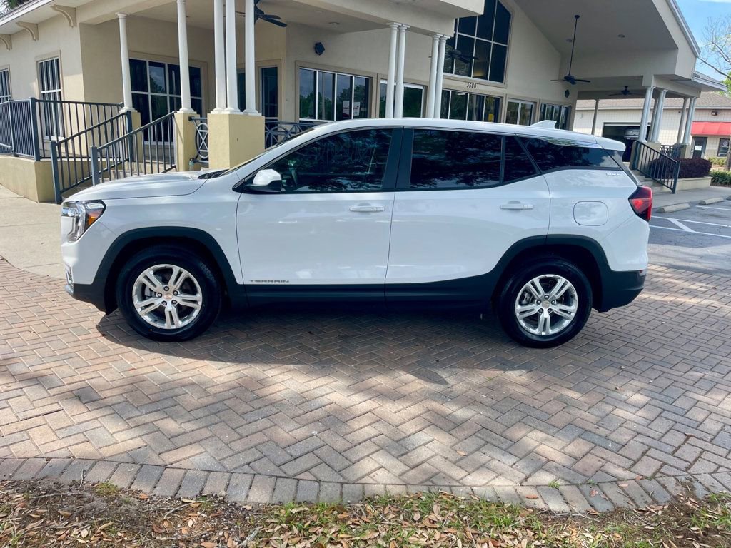 Used 2024 GMC Terrain SLE image 2
