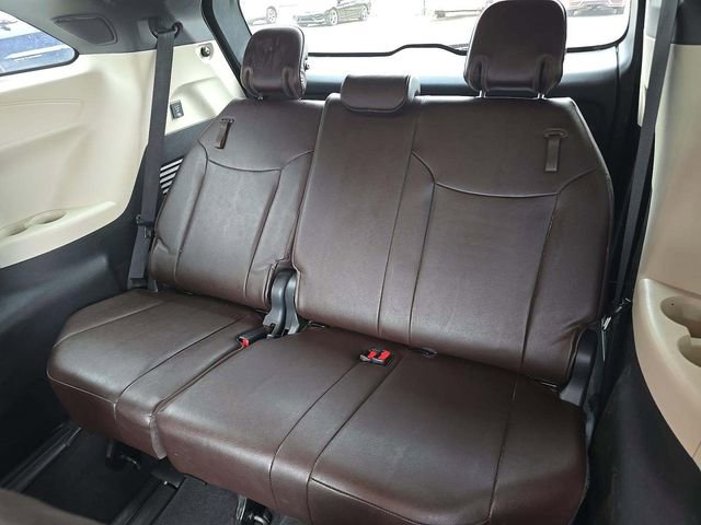 Used 2022 Toyota Sienna Platinum image 13
