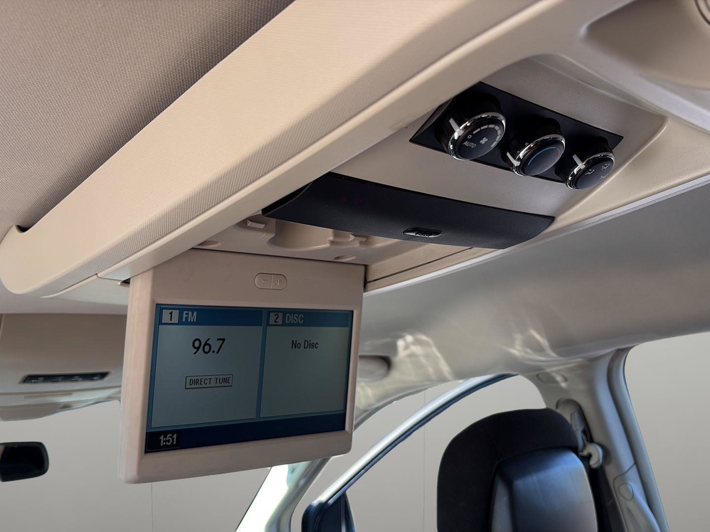 Used 2013 Chrysler Town & Country Touring FWD image 18