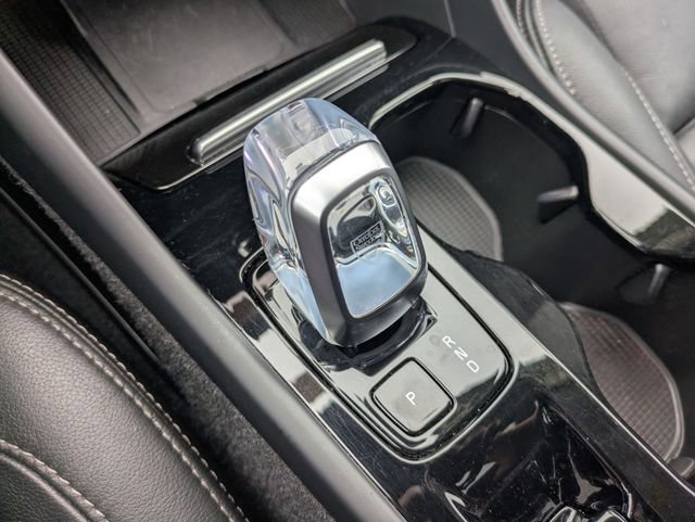 Certified 2025 Volvo XC40 B5 Plus w/ Climate Package AWD/4WD image 19